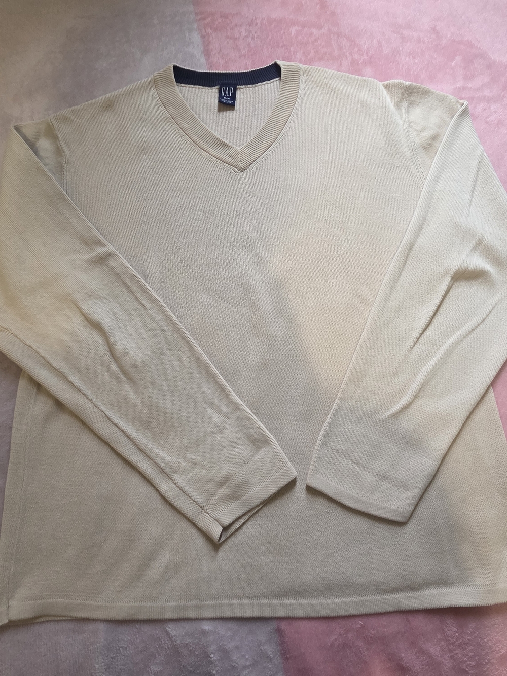 GAP Men's V-Neck Sweater in Cream